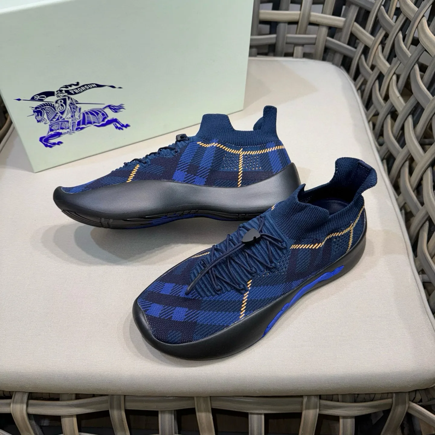 Men's shoes: 500💰BURBERRY/Burberry plaid knitted Neptune sneakers｜With breathable sock-style upper｜Embellished with knitted Burberry plaid｜Leather lining Incorporated into a plaid lace design｜Equipped with B-shaped shield buckle｜The sole is decorated with a large wrapped equestrian knight logo (EKD)｜Round toe #drawstring closure#The sole is decorated with the equestrian knight logo (EKD)｜At least 50% of the main materials of the boutique are from renewable sources Size: 39-44 (45 custom-made)